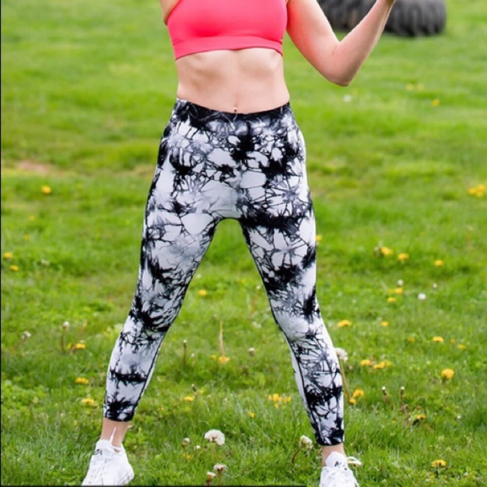 Peach Kristina Seamless 7/8 Capri‎ in Black TyeDye.